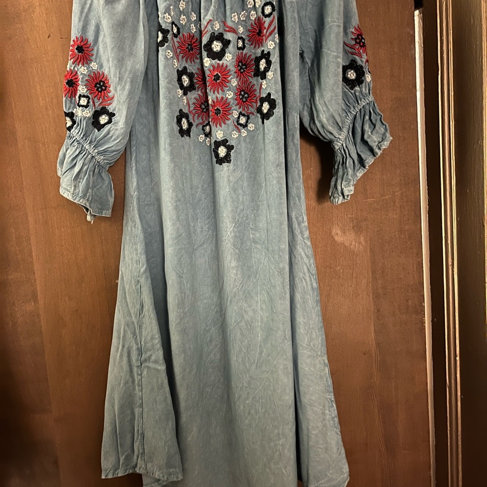 Rainforest Cafe Light Blue Rayon Top